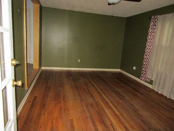 3rd image of 3828 Summit Dr