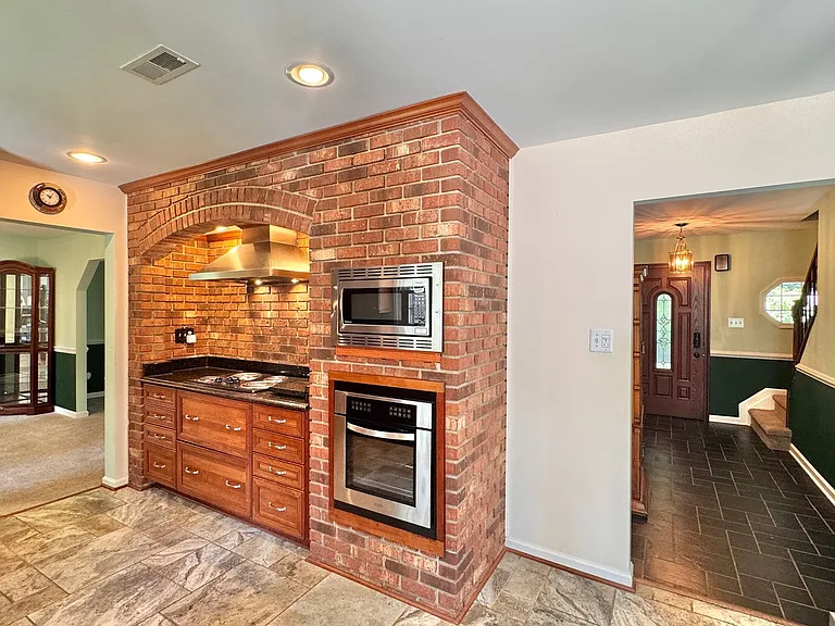2026 Admiral Dr — Photo 3