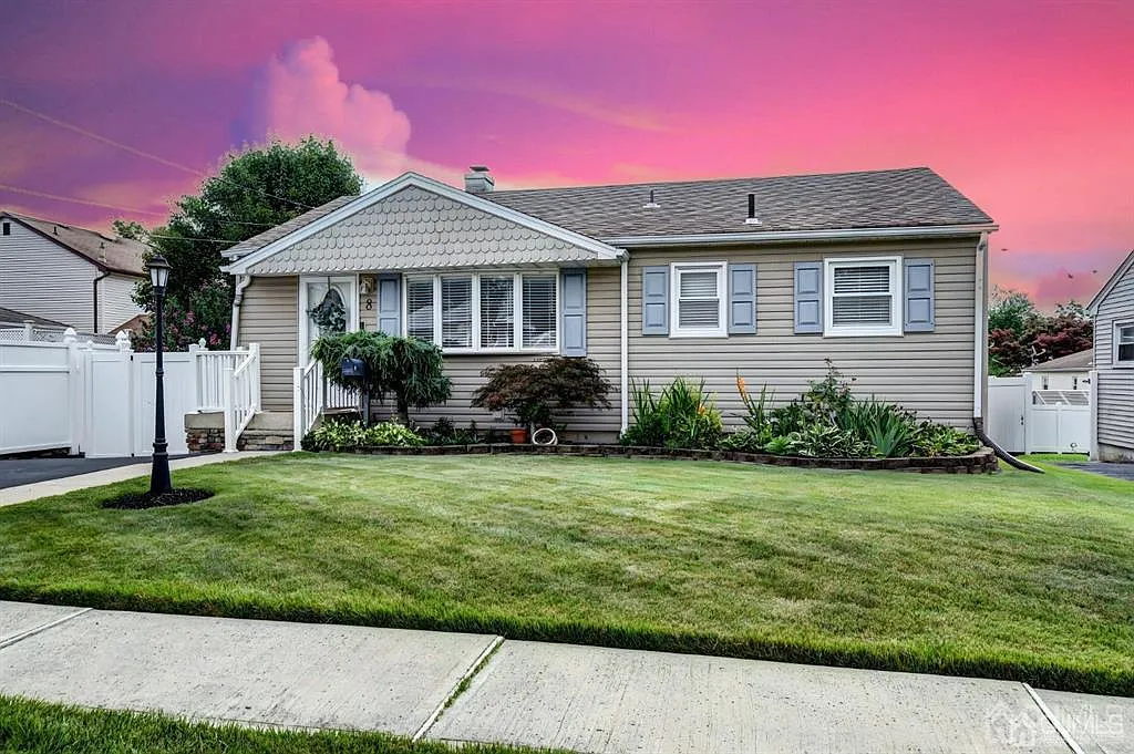 8 Kosene St photo 1