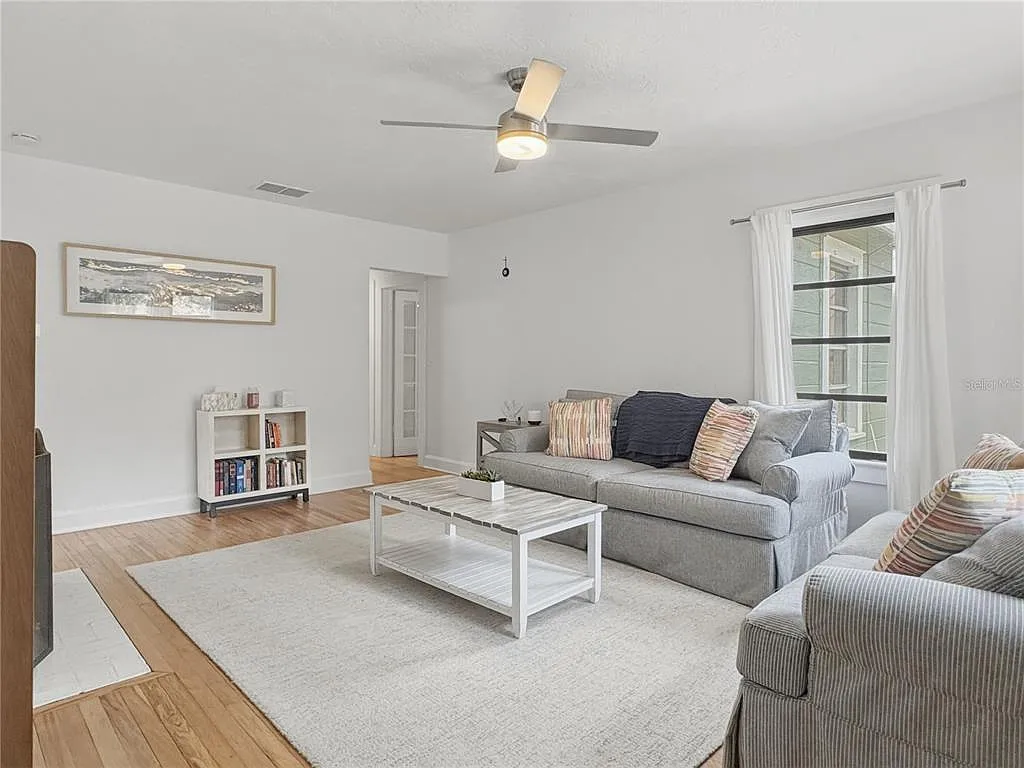 3 bed, 2.0 bath, 1263 sqft, $4,000 — Photo 3