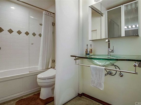 4th image of 972 Larrabee St APT 218