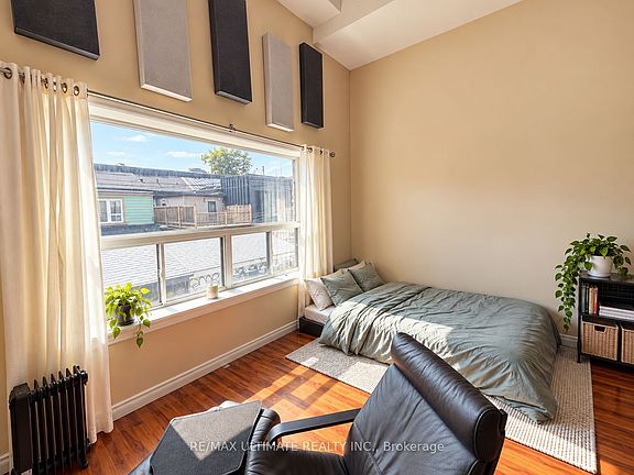 3rd image of 781 Queen St W #2B