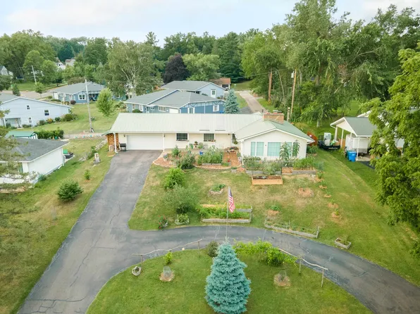 313 13th St, Baraboo, WI 53913