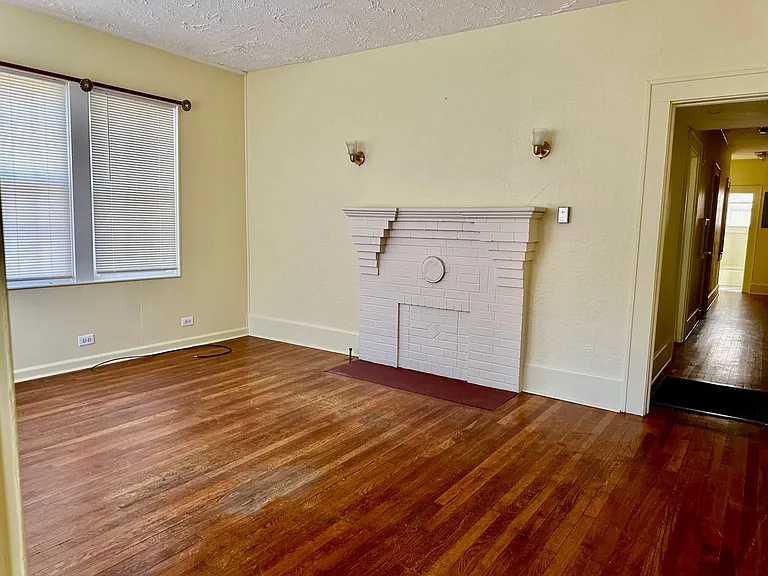 405 E Elm St — Photo 11