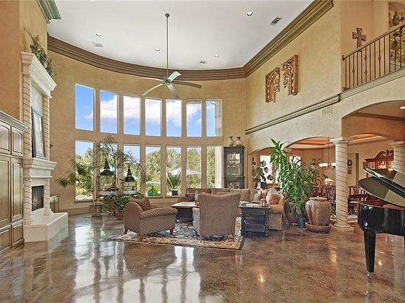 5th image of 518 Meadowlark Pl