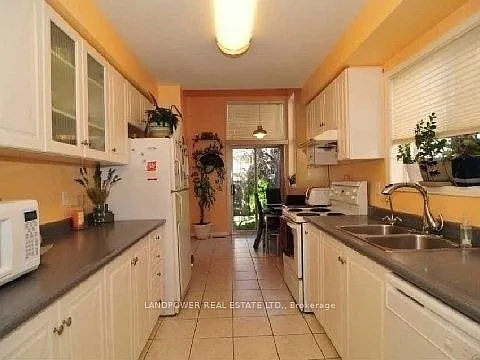92 Bridlepath St — Photo 2