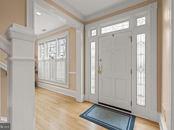 4th image of 966 N Washington St