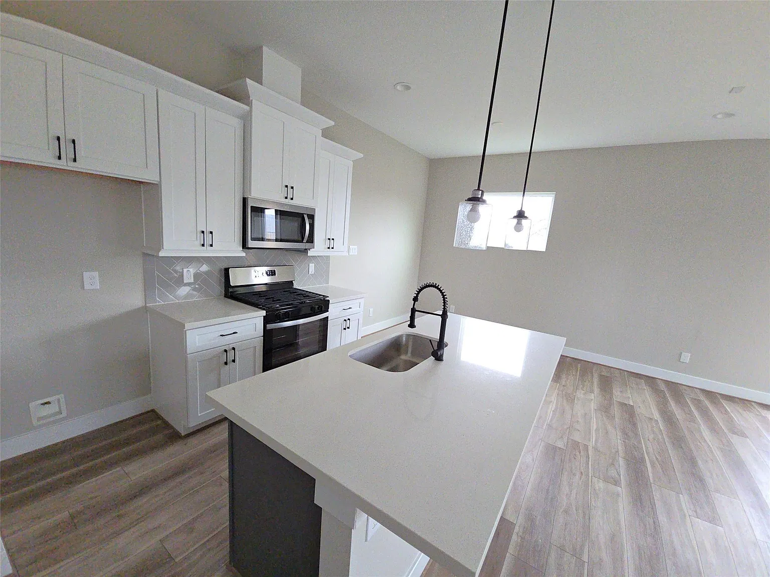 3 bed, 2.5 bath, 1599 sqft, $2,150 — Photo 4