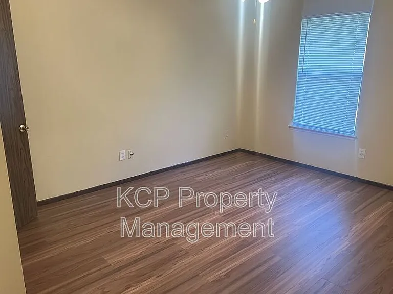 8516 S 35th Ter — Photo 9