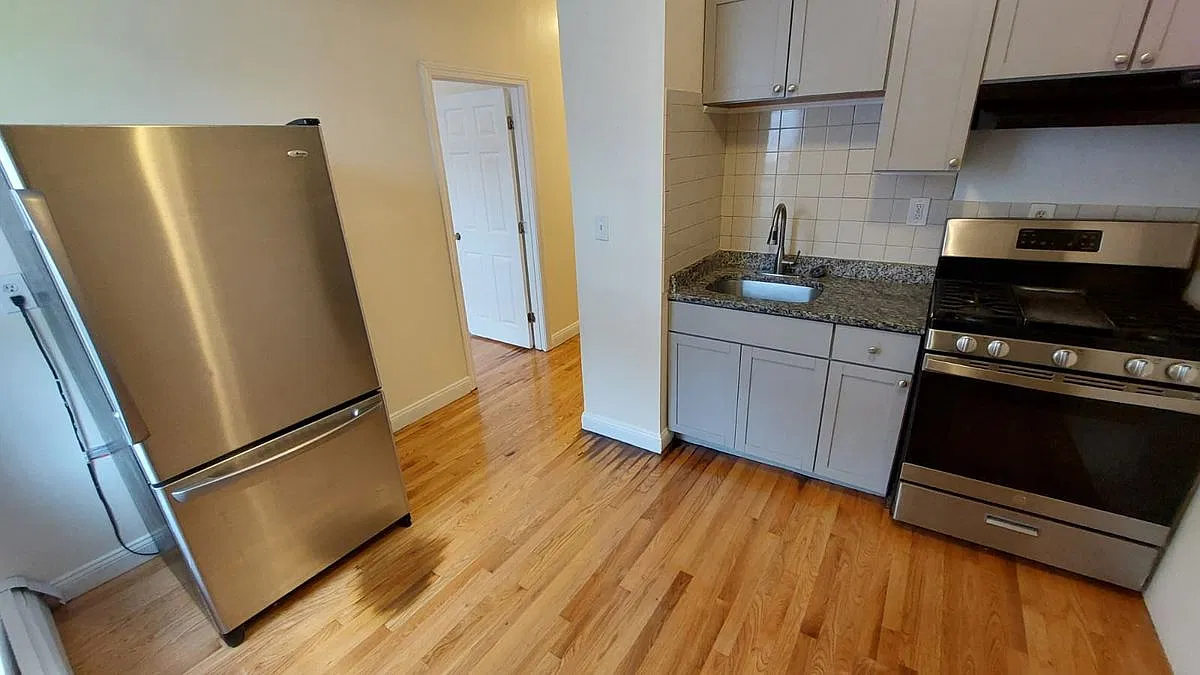 4 bed, 1.0 bath, 1070 sqft, $3,600 — Photo 4