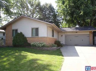 8335 Sandalwood Dr, Lincoln, NE 68510