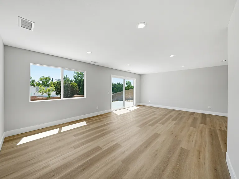 1814 N San Antonio Ave — Photo 16