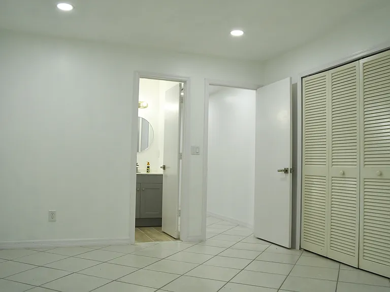 215 Leroy Ave #B — Photo 17