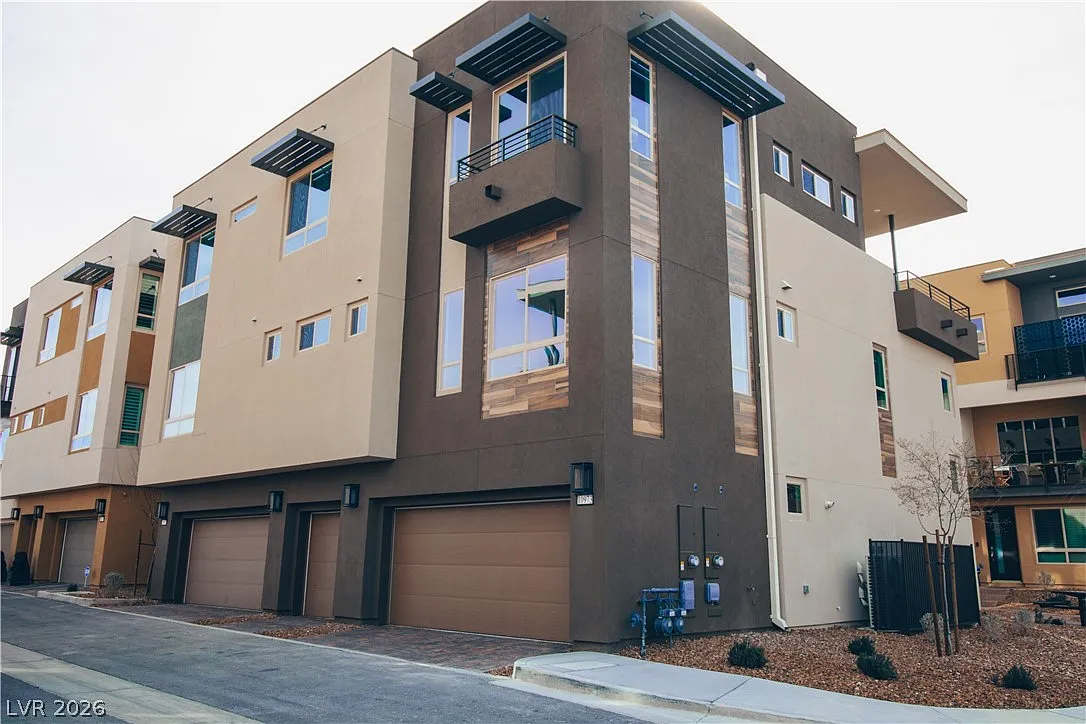 3 bed, 2.5 bath, 2436 sqft, $5,200 — Photo 3