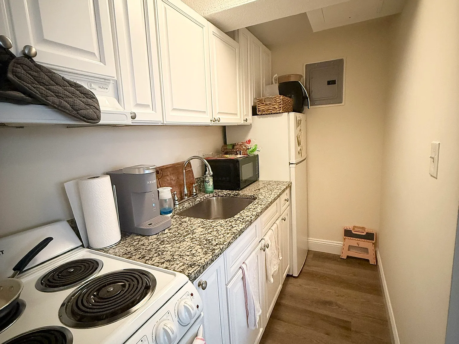 1 bed, 1.0 bath, 9999 sqft, $2,300 — Photo 4
