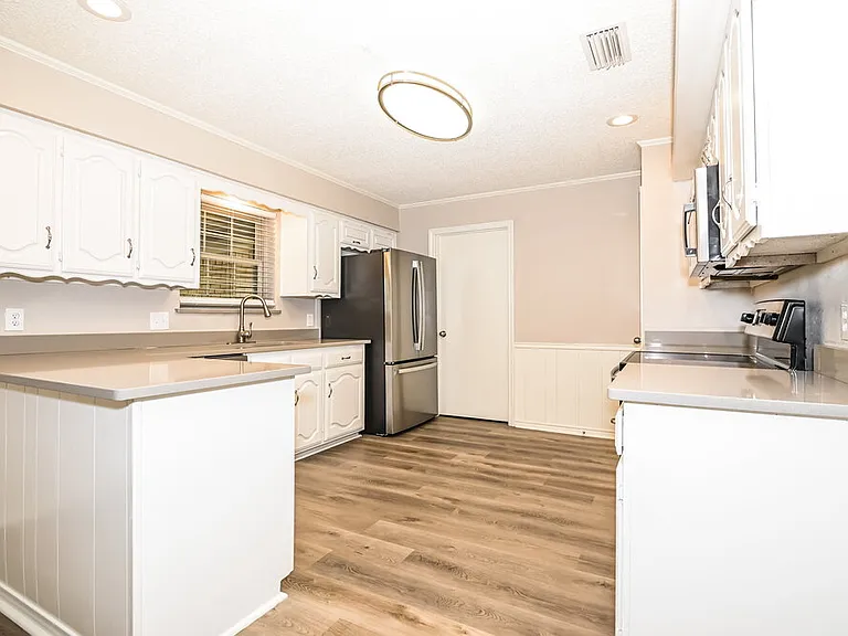 708 Village Green Dr — Photo 7