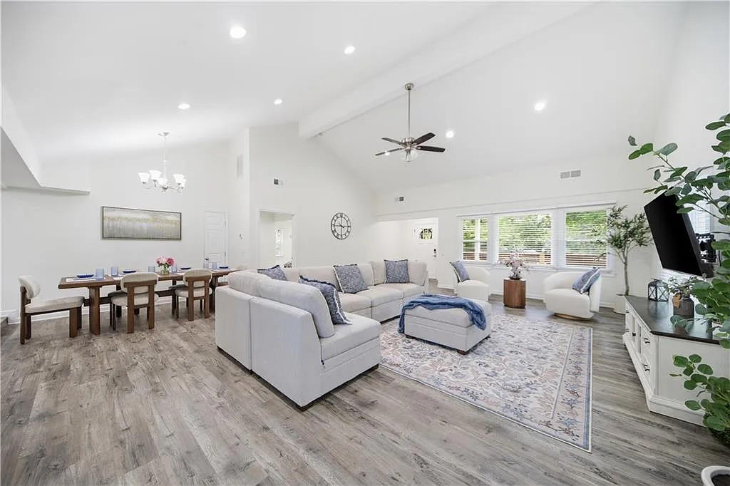 3 bed, 2.0 bath, 2000 sqft, $2,200 — Photo 1