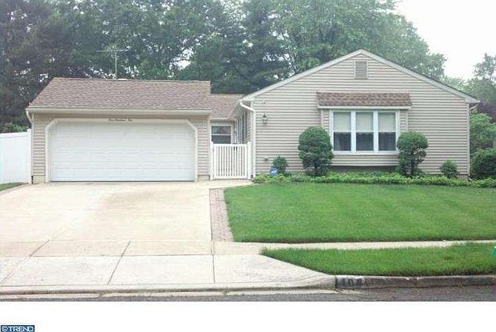 2nd image of 105 Holiday St