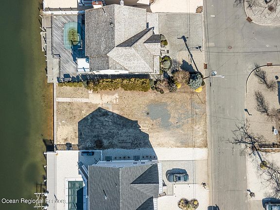 4th image of 1631 East Dr