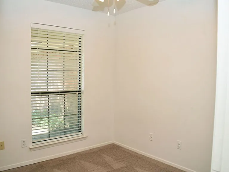 7009-7011 Overton Park — Photo 12