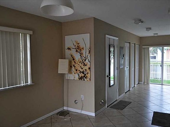 3rd image of 2036 NE 167th St APT 3-130