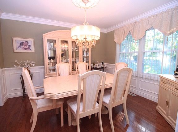 5th image of 168 Longridge Dr