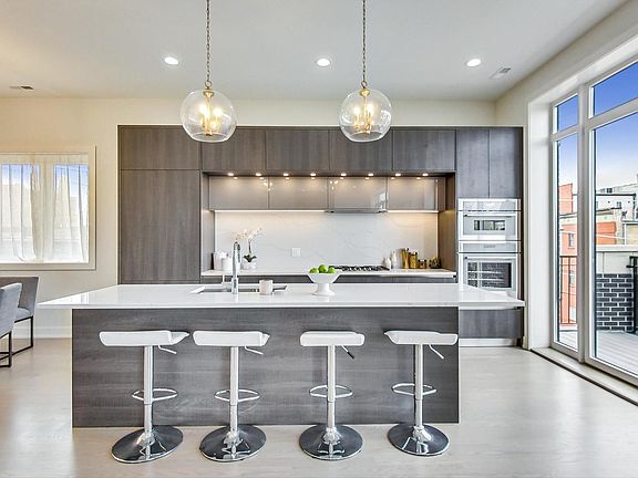 4th image of 815 N Paulina St #3