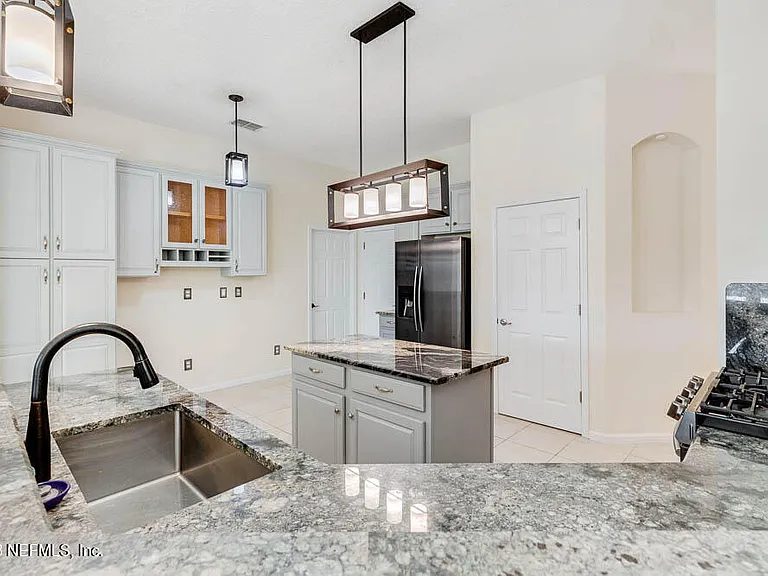 813 W American Eagle Dr — Photo 10