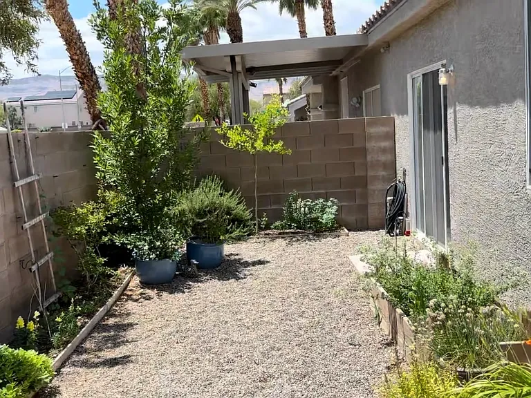 9753 Arrowcrest Ave — Photo 2