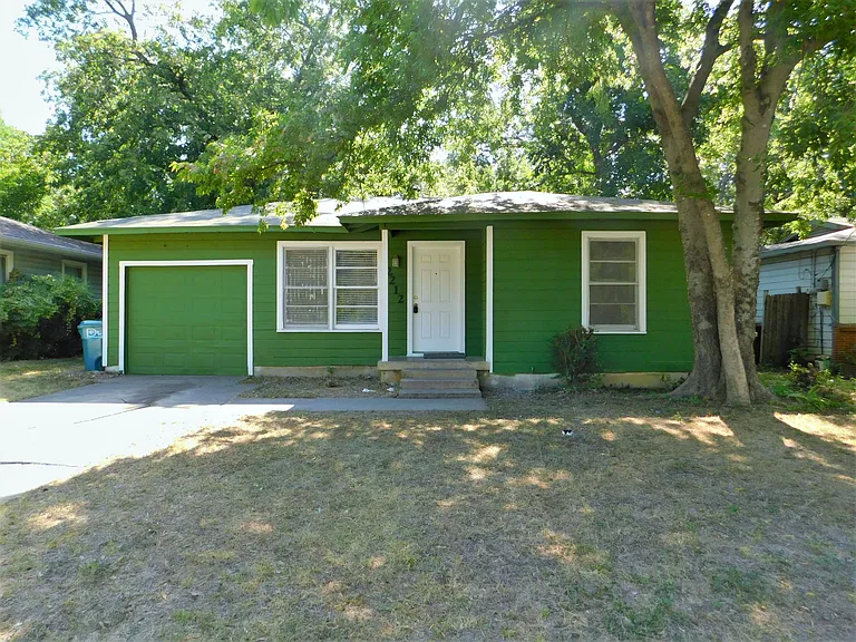 2212 Denison St — Photo 1