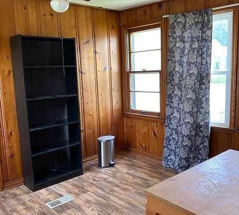 5th image of 410 Jane Ave