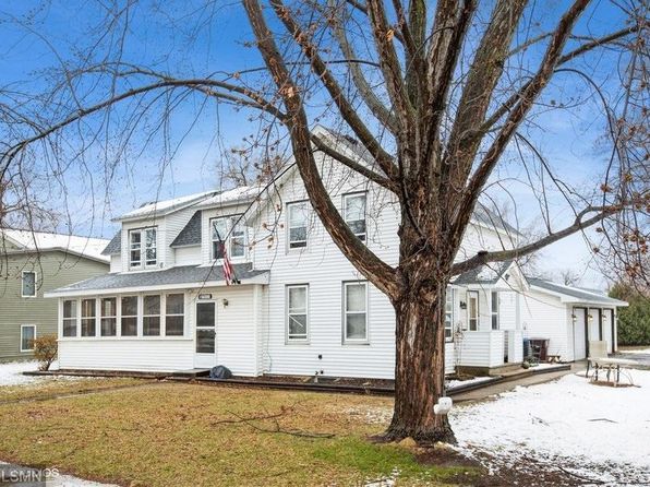 900 Hoffman St W, Cannon Falls, MN 55009