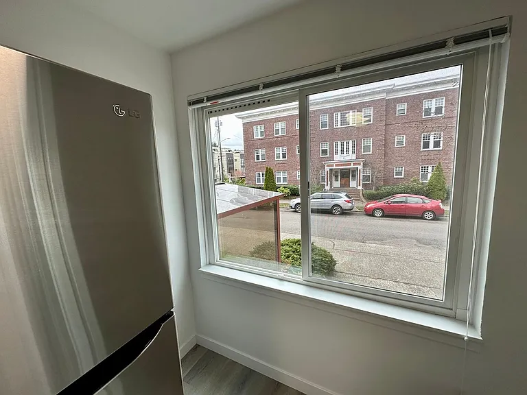 501 Malden Ave E — Photo 5