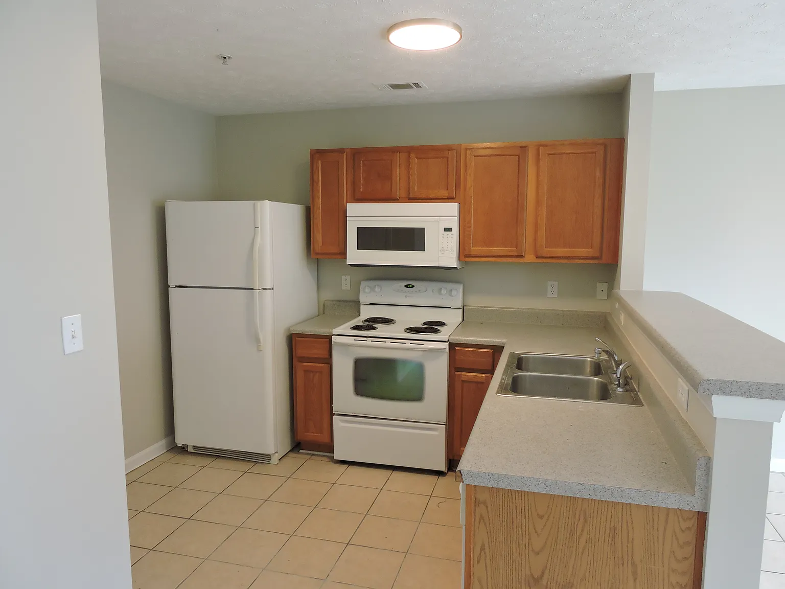 3 bed, 2.0 bath, 1440 sqft, $1,400 — Photo 2