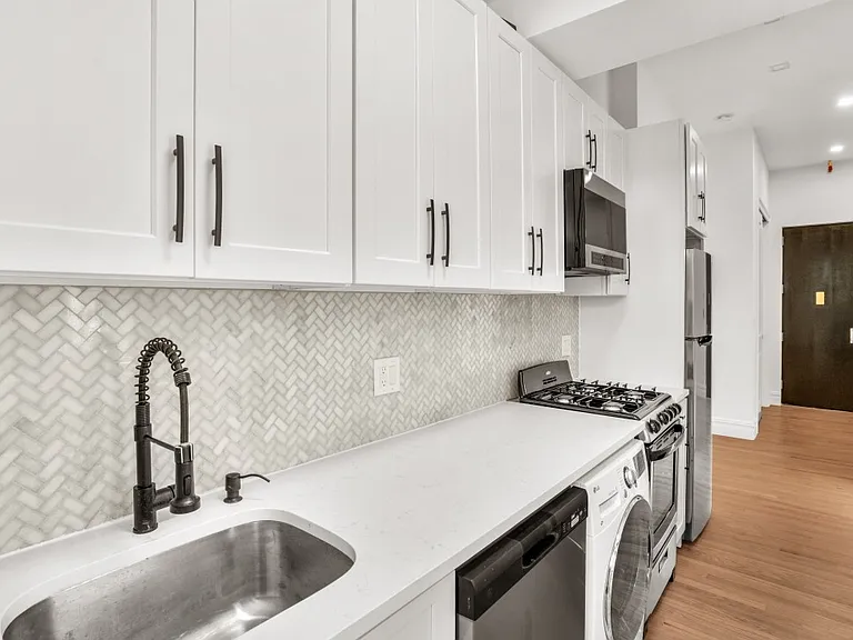 330 W 84th St #2R — Photo 4