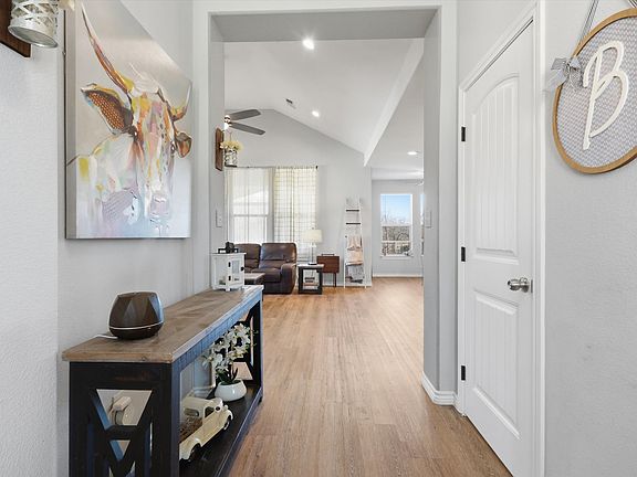 2nd image of 913 Carpenter St