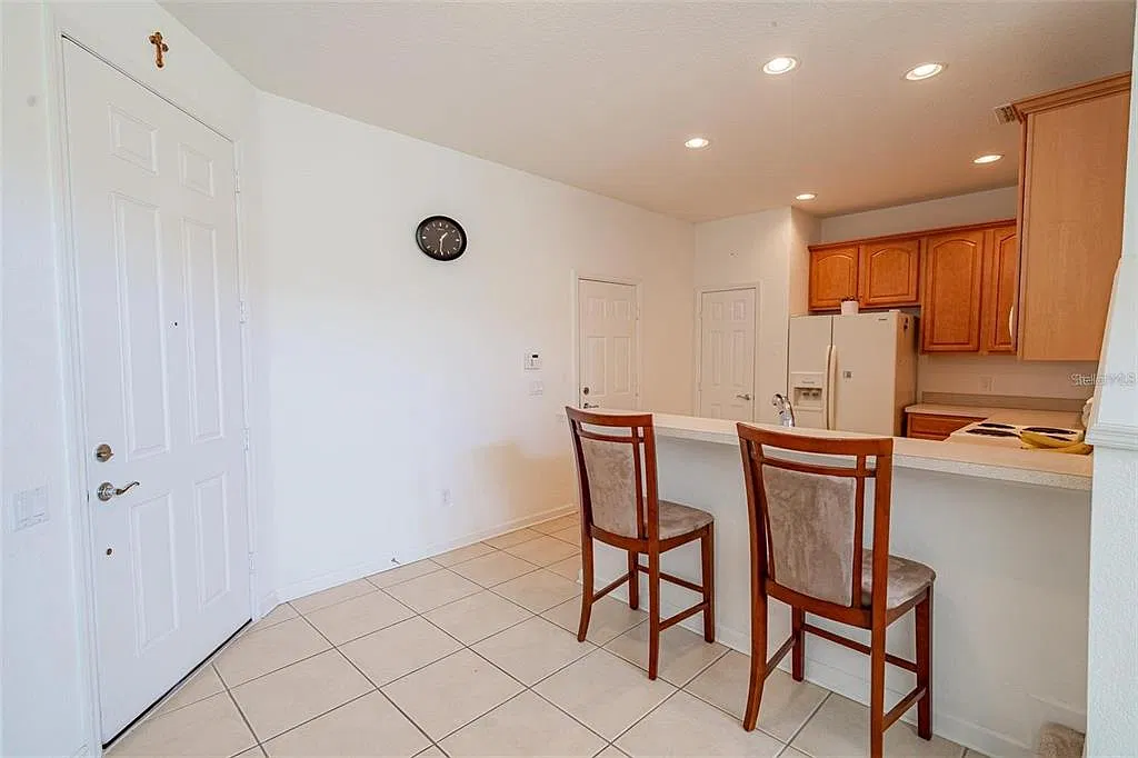3 bed, 3.5 bath, 2018 sqft, $2,500 — Photo 3