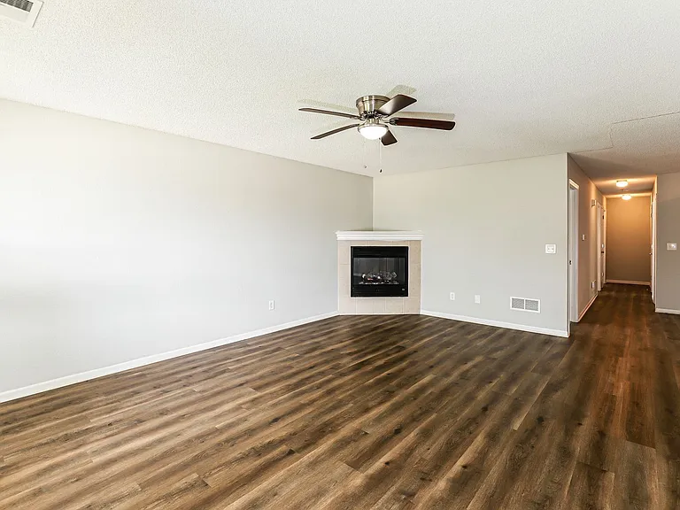 514 NW Woodbury Dr — Photo 2