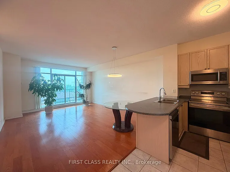 11121 Yonge St #422 — Photo 3