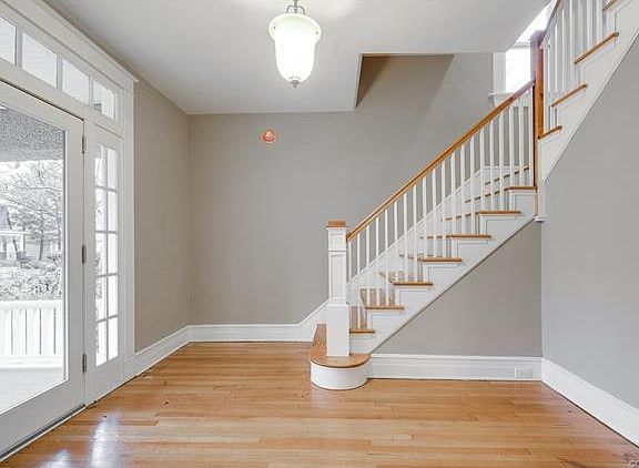 3rd image of 3015 Montrose Ave