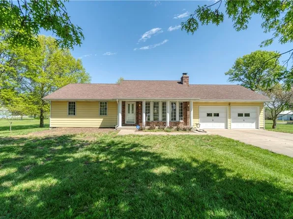 405 E 1st St, Wellsville, KS 66092