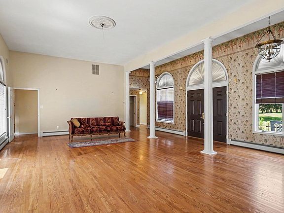 4th image of 130 Hess Rd
