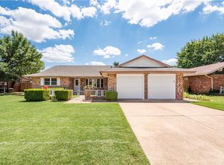 924 NE 4th St, Moore, OK 73160