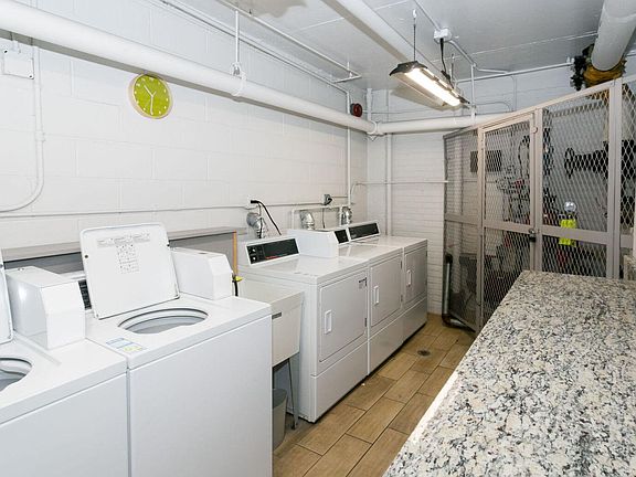 3rd image of 424 W Oakdale Ave APT 404