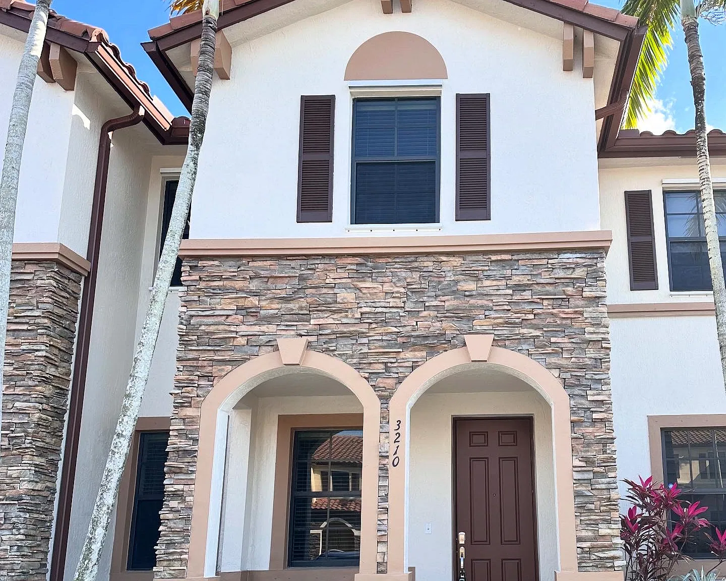 3 bed, 2.5 bath, 1402 sqft, $2,300 — Photo 1