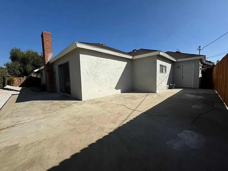 2105 E Petunia St — Photo 26