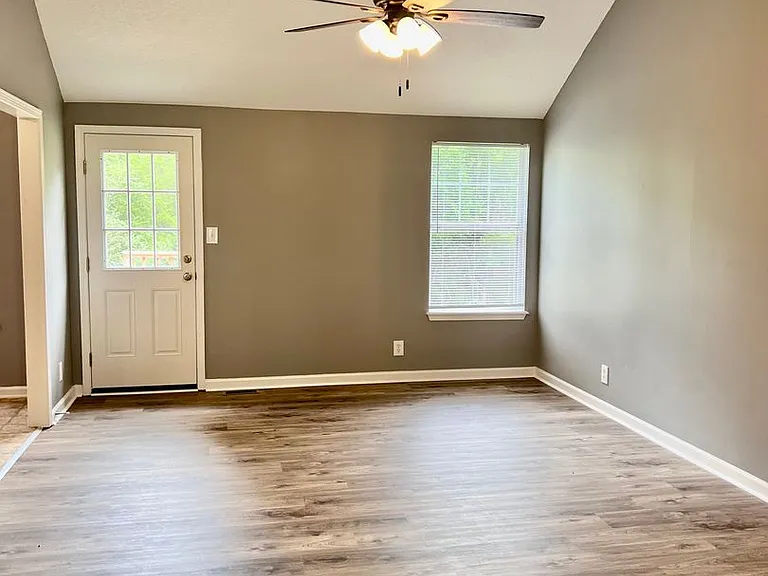 407 Donna Dr — Photo 2