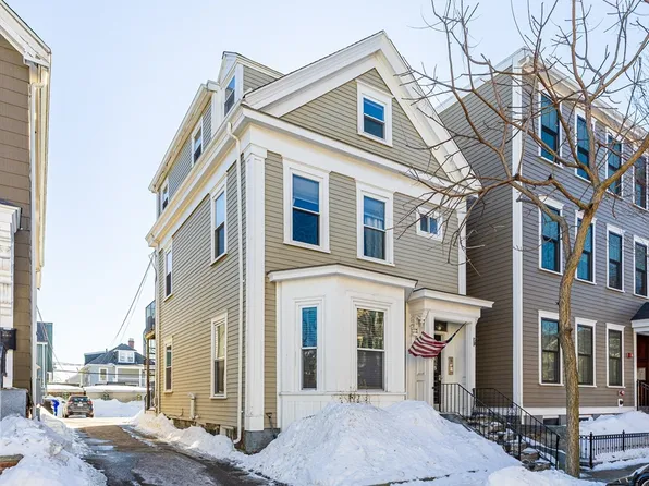 581 E 8th St, South Boston, MA 02127