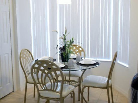 TM4P326TC-breakfast-nook
