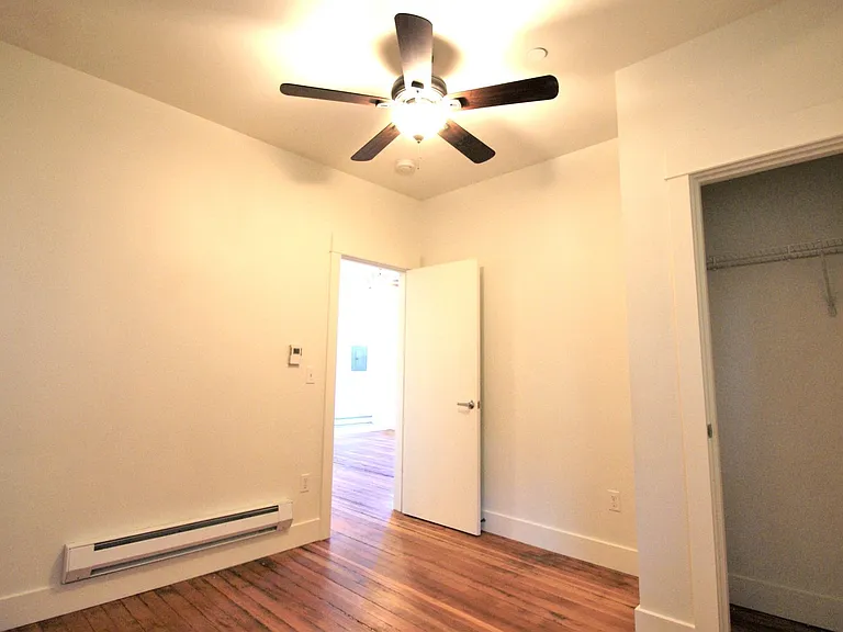 2046 Franklin Ave E — Photo 10